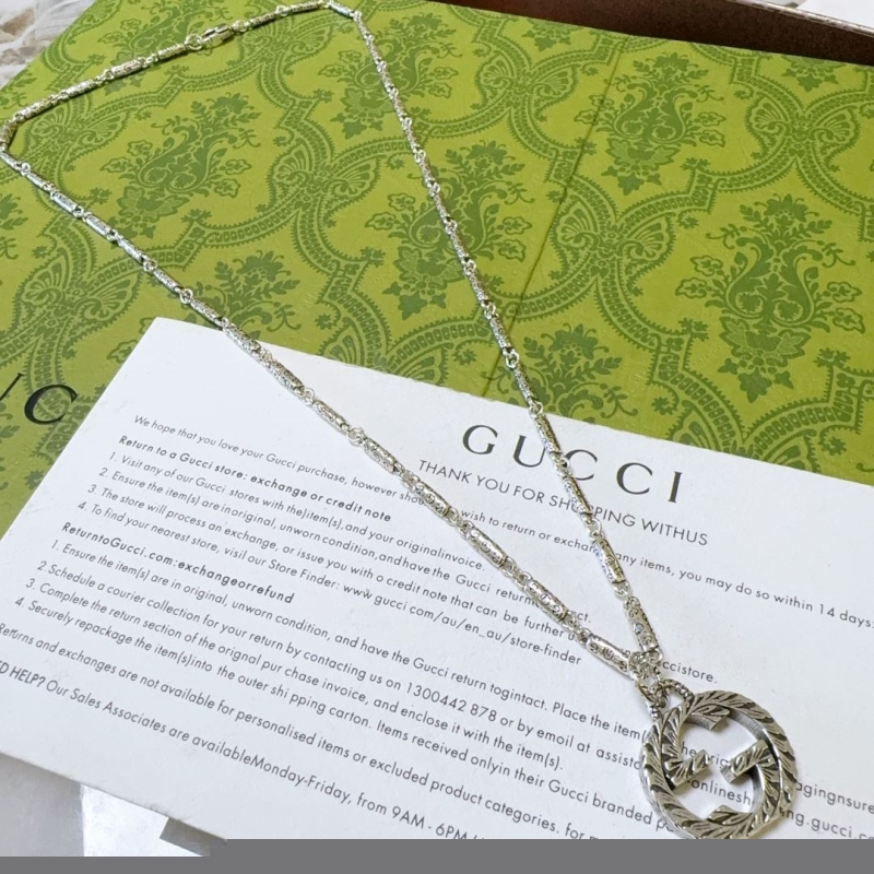 G*u*i necklaces